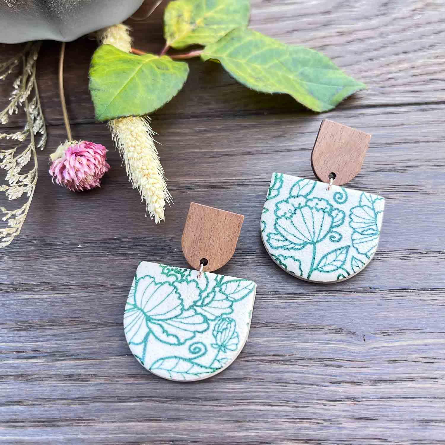 Woodland Wonders sand mit grünen Blumendruck
