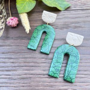 Woodland Wonders grün mit schwarzen Blumendruck