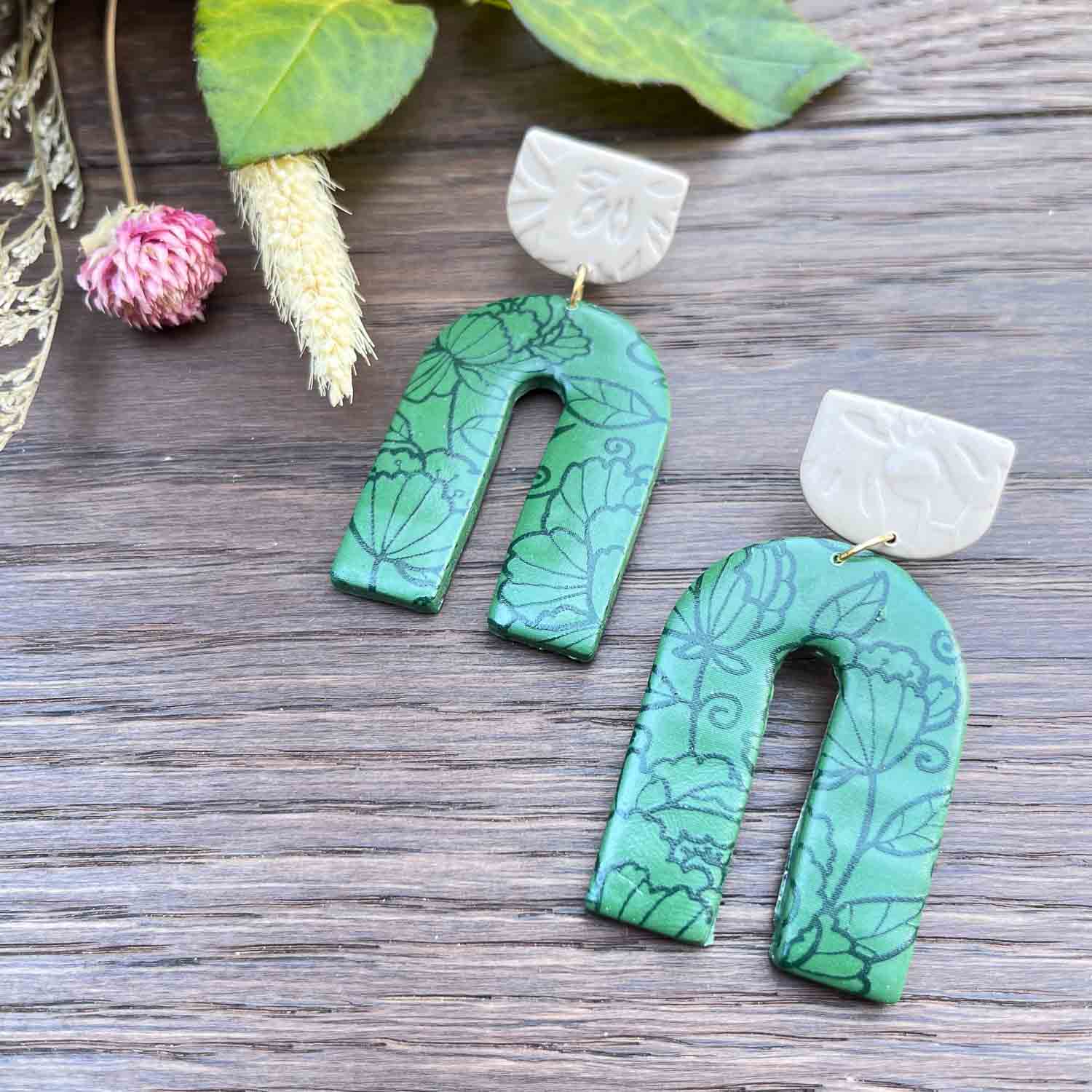 Woodland Wonders grün mit schwarzen Blumendruck