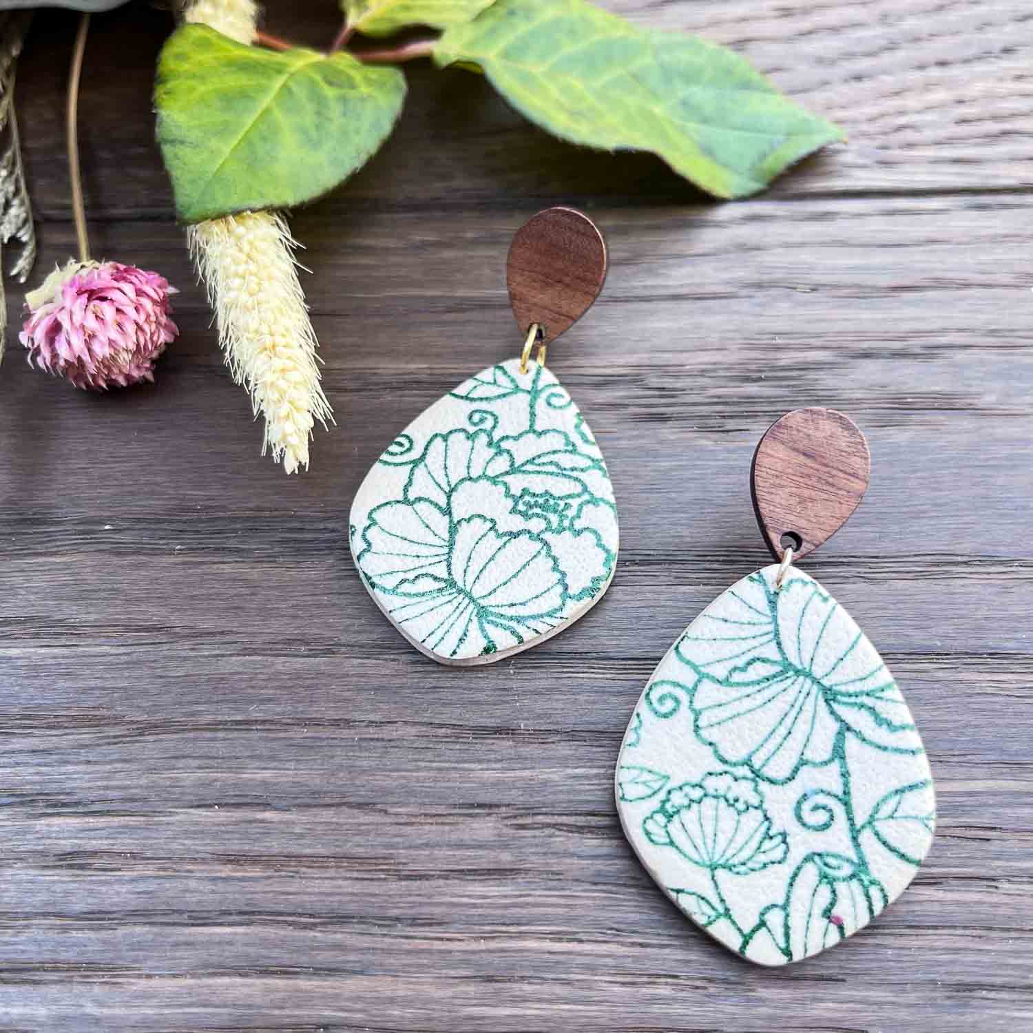 Woodland Wonders sand mit grünen Blumendruck
